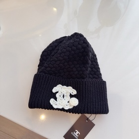 Новая коллекция вязаных шапок Chanel 