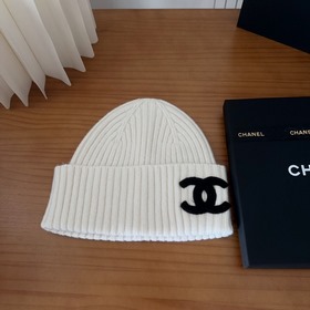 На официальном сайте Chanel появилась
