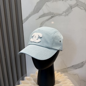 Новая бейсболка Chanel с объемным выши