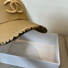 Новая бейсболка от Chanel： классически