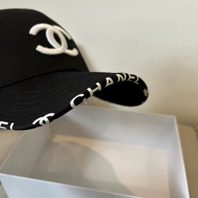 Новая бейсболка от Chanel： классически