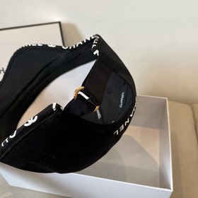 Новая бейсболка от Chanel： классически