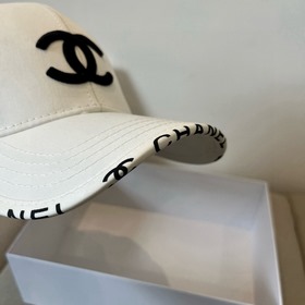 Новая бейсболка от Chanel： классически