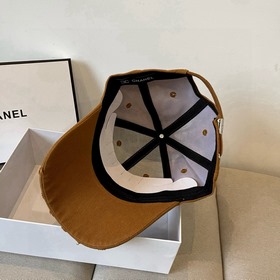 Новая бейсболка от Chanel： классически