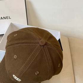 Новая бейсболка от Chanel： классически