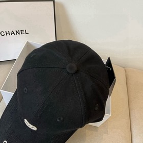 Новая бейсболка от Chanel： классически