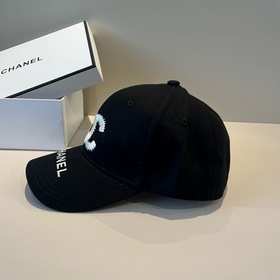 Новая бейсболка от Chanel： классически