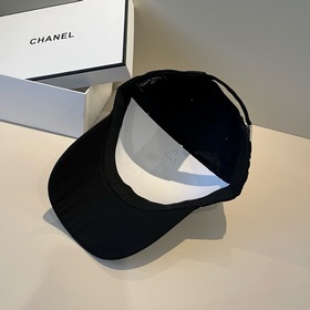 Новая бейсболка от Chanel： классически
