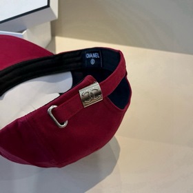 Новая бейсболка от Chanel： классически