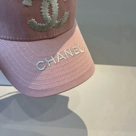 Новая бейсболка от Chanel： классически