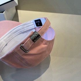 Новая бейсболка от Chanel： классически