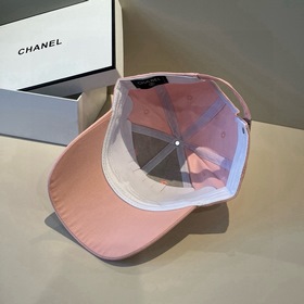 Новая бейсболка от Chanel： классически