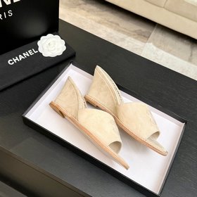 Хитовые сандалии на низком каблуке CHA