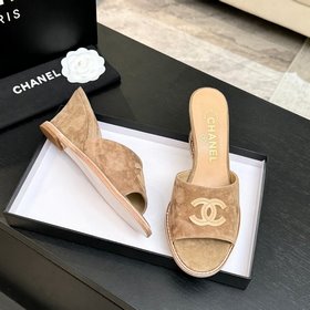 Хитовые сандалии на низком каблуке CHA