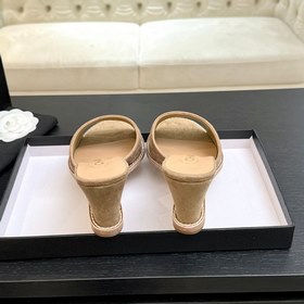Хитовые сандалии на низком каблуке CHA
