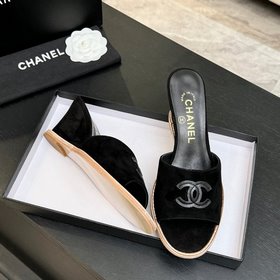 Хитовые сандалии на низком каблуке CHA
