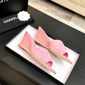 Хитовые сандалии на низком каблуке CHA