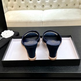 Хитовые сандалии на низком каблуке CHA