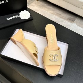 Хитовые сандалии на низком каблуке CHA