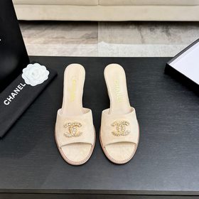 Хитовые сандалии на низком каблуке CHA