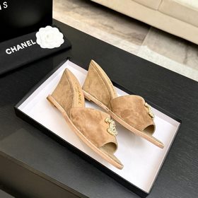 Хитовые сандалии на низком каблуке CHA