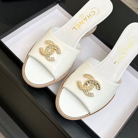 Хитовые сандалии на низком каблуке CHA