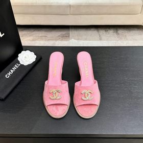 Хитовые сандалии на низком каблуке CHA