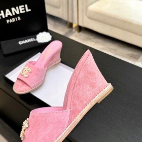 Хитовые сандалии на низком каблуке CHA
