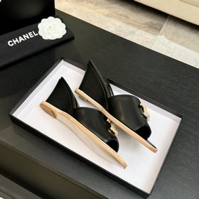 Хитовые сандалии на низком каблуке CHA