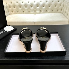 Хитовые сандалии на низком каблуке CHA