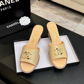 Хитовые сандалии на низком каблуке CHA