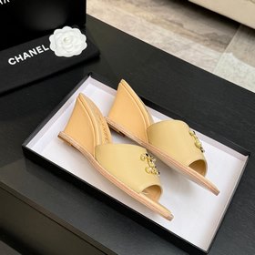 Хитовые сандалии на низком каблуке CHA