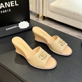 Хитовые сандалии на низком каблуке CHA