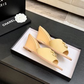 Хитовые сандалии на низком каблуке CHA
