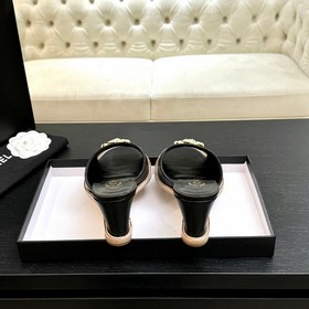 Хитовые сандалии на низком каблуке CHA