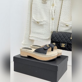 CHANEL — классические сандалии с засте