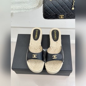 CHANEL — классические сандалии с засте