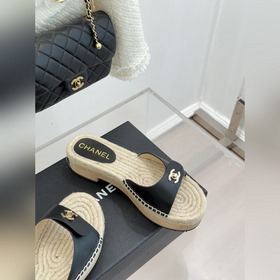 CHANEL — классические сандалии с засте