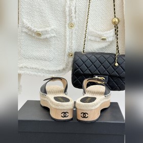 CHANEL — классические сандалии с засте