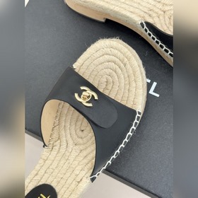 CHANEL — классические сандалии с засте