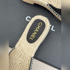 CHANEL — классические сандалии с засте