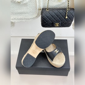 CHANEL — классические сандалии с засте