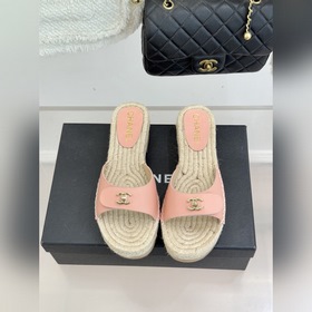 CHANEL — классические сандалии с засте