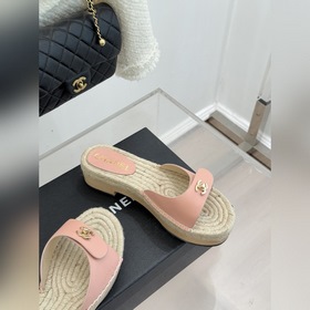 CHANEL — классические сандалии с засте