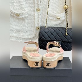 CHANEL — классические сандалии с засте