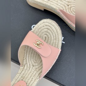 CHANEL — классические сандалии с засте