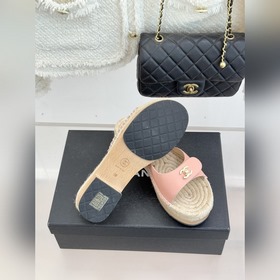 CHANEL — классические сандалии с засте