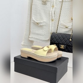 CHANEL — классические сандалии с засте