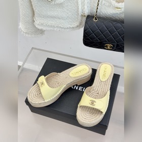 CHANEL — классические сандалии с засте