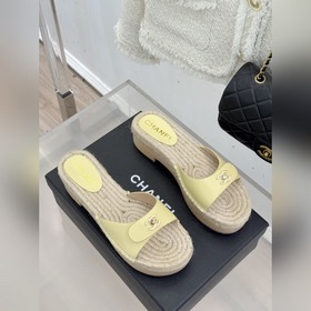 CHANEL — классические сандалии с засте